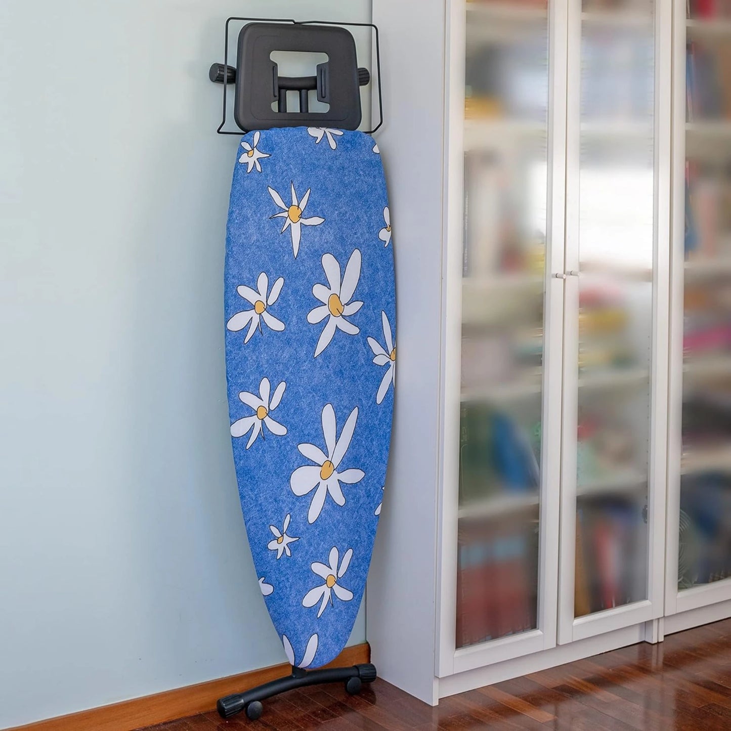 tábua de passar roupa premium com capa floral e 2 rodas – tabua em pe