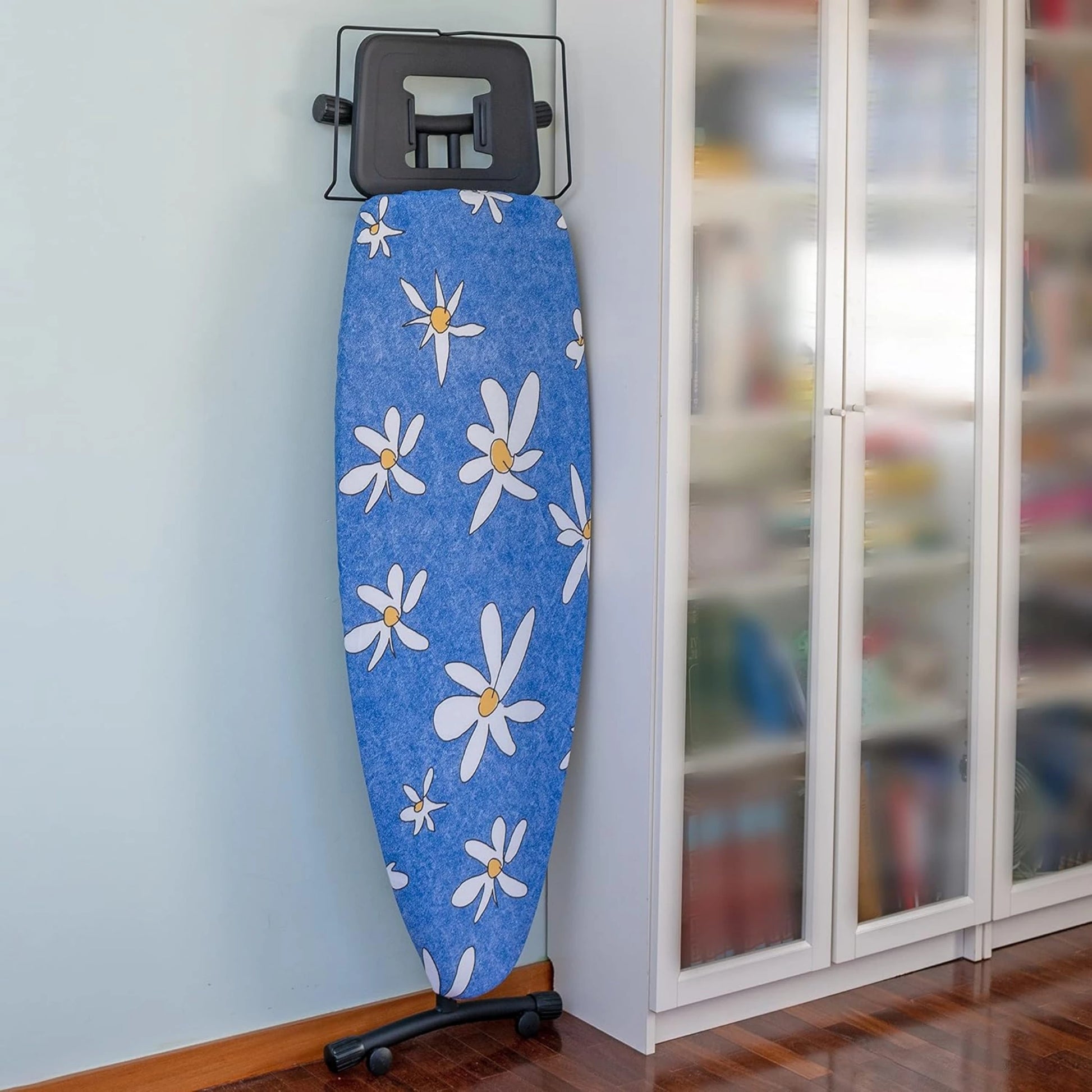 tábua de passar roupa premium com capa floral e 2 rodas  – tabua em pe